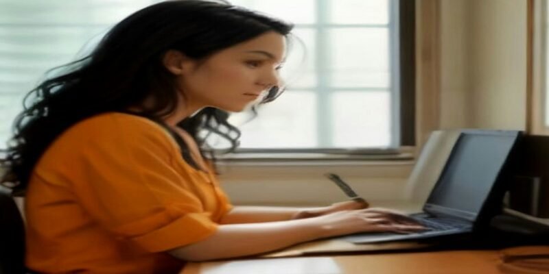 PGBL ou VGBL: profissional de blusa laranja decide no laptop o aporte de fim de ano na previdência privada
